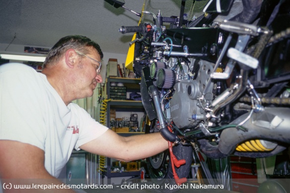 Ramenant quatre RZV, Wyn s'est attelé à en transformer une en véritable GP 500 de route