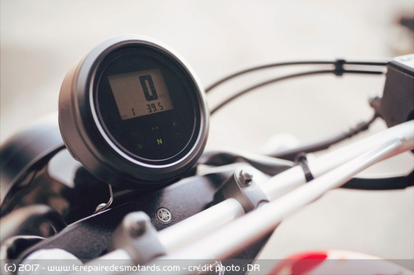 Le compteur de la Yamaha SCR 950 reste minimaliste