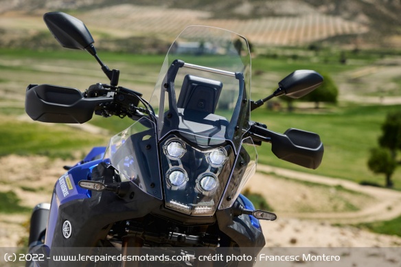 Le phare avant à LED de la Yamaha Ténéré 700 World Raid