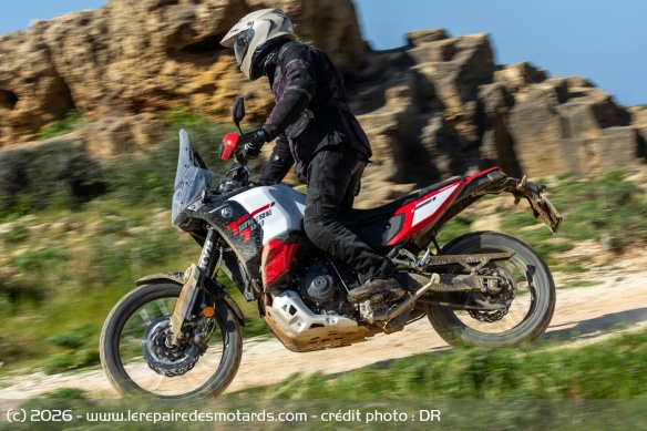 Il faut privilégier une position 'rallye' fesses en arrière pour apprécier pleinement le pilotage en tout-terrain