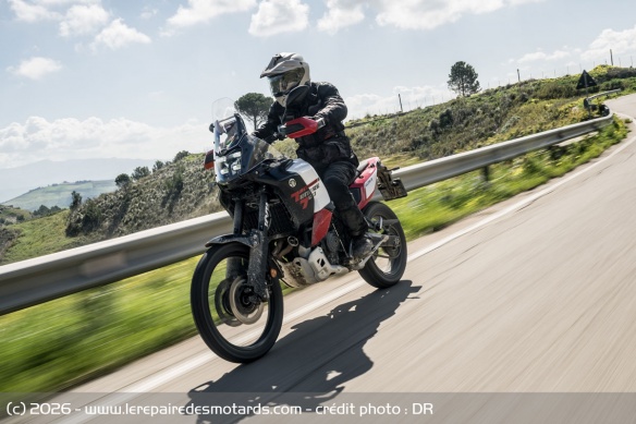 Si la moto est stable à haute vitesse, la protection reste perfectible