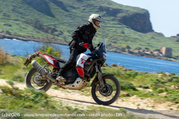 La garde au sol de 240 mm est suffisante pour l'off-road léger