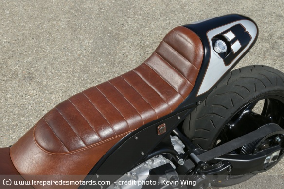 La selle en cuir surpiqué marque le style de l'Hyper Modified