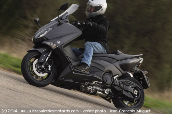 Yamaha TMax 530 sur départementale