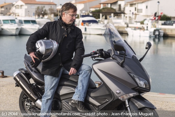 Motard et Yamaha TMax 530
