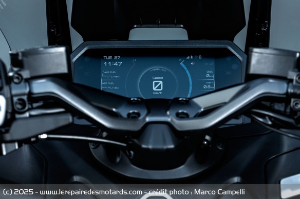 Le TMax se dote d'un nouveau compteur TFT couleur de 7 pouces