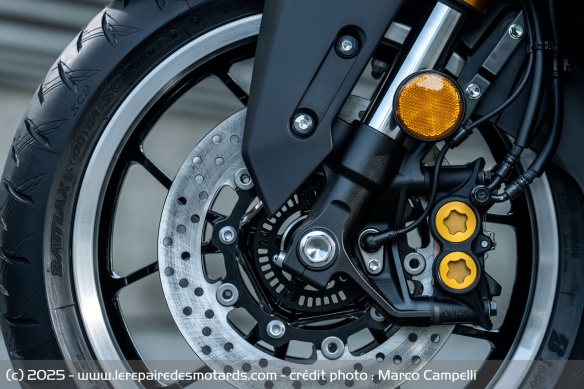 Le freinage répond parfaitement aux capacités dynamiques du maxi-scooter japonais