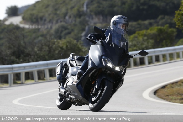 Le Yamaha TMax 560 en courbe
