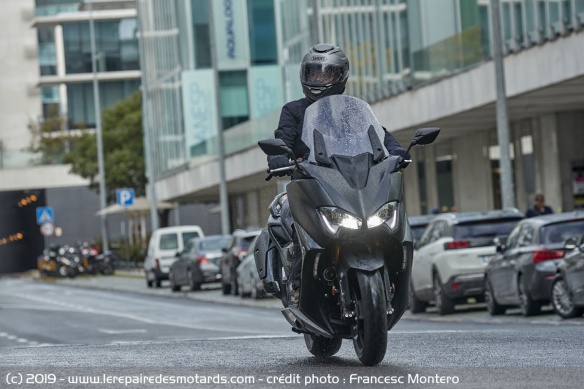 Le Yamaha TMax 560 en ville