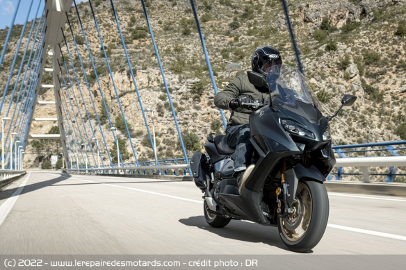 Réservoir 15 l - Conso annoncée 4.8 l - Autonomie 300 km