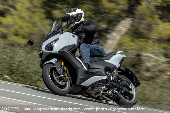 Toujours aussi efficace sur petites routes, le maxi-scoot' gagne désormais un ABS sur l'angle
