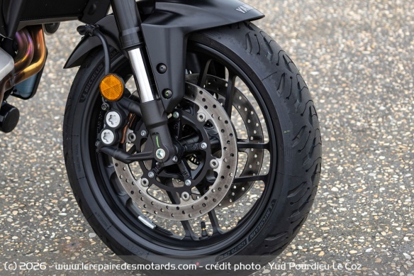 Le double frein avant de la Yamaha Tracer 7 Y-AMT