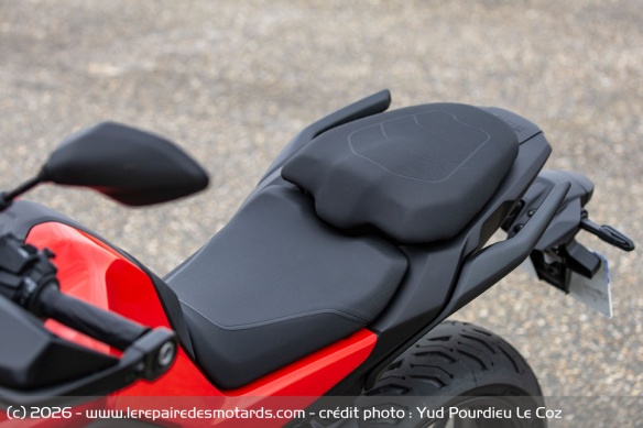 La selle biplace de la Yamaha Tracer 7 Y-AMT