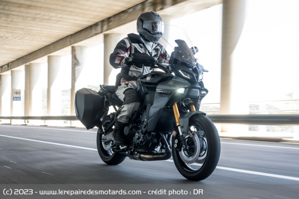 La Yamaha Tracer 9 GT+ sur voie rapide