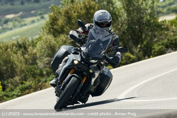 La Yamaha Tracer 9 GT+ en courbe