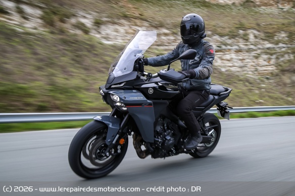 Stable &agrave; haute vitesse, dot&eacute;e d'un r&eacute;gulateur de vitesse, de pare mains et d'une grande bulle, la Tracer 9 n'a aucun mal &agrave; &eacute;voluer sur voie rapide