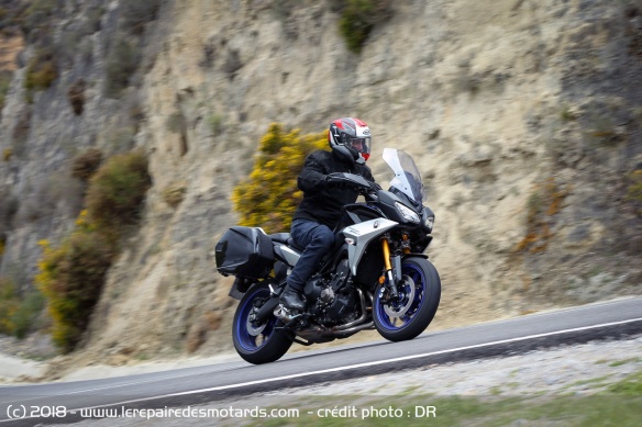 La Yamaha Tracer 900 GT en virage