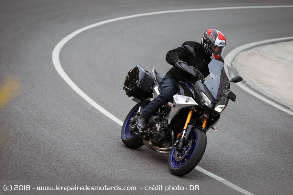 La Yamaha Tracer 900 GT en virage