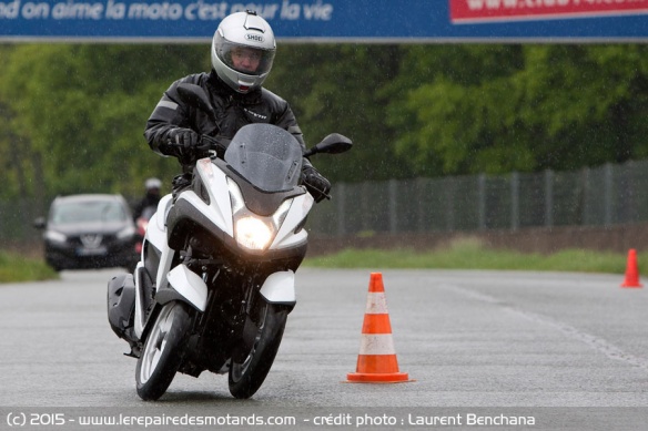 Essai Yamaha Tricity sur chaussée déformée