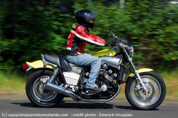A l'arrêt ou en dynamique, la V-Max ne se regarde pas, mais s'admire...