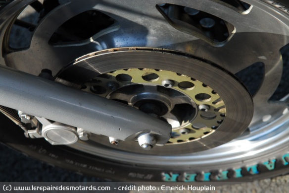 Les étriers à double-piston enserrant des disques pleins ventilés sont bons pour le musée de l'évolution mécanique, ils ont nettement moins leur place sur une moto de ce genre qui accélère fort.