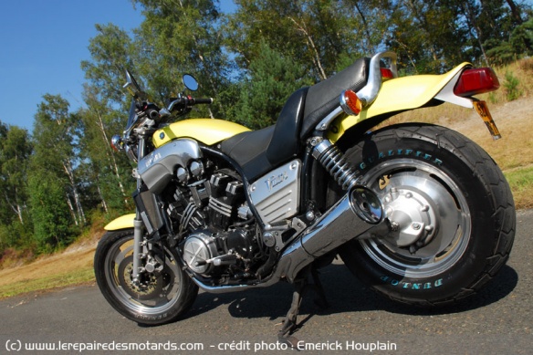 Les jantes pleines en alu, une tendance Harley qui trahit la volonté de Yamaha d'en montrer aux Américains, est caractéristique de la version Limited de 1989. Ce modèle devient celui de série dès l'année suivante.