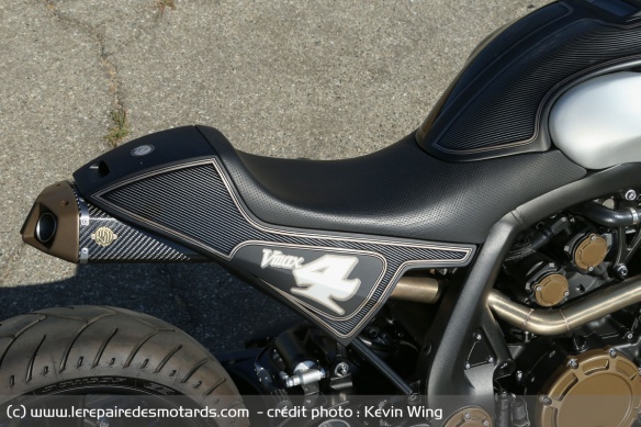 Le VMAX se pare d'une selle monoplace typique des Café Racers
