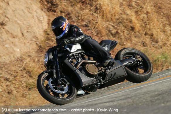 Le changement de guidon sans modification de la géométrie rend le VMAX très compliqué à piloter