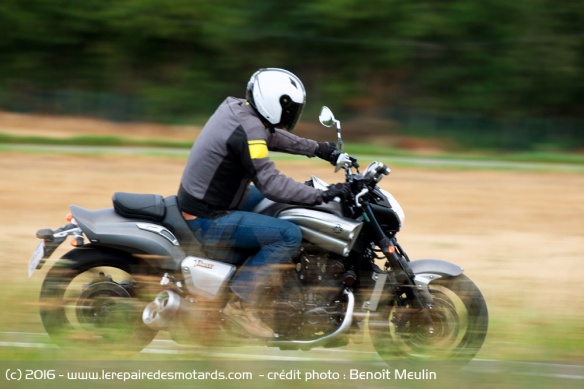 Yamaha Vmax sur petite route