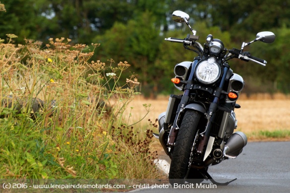 Yamaha Vmax de face