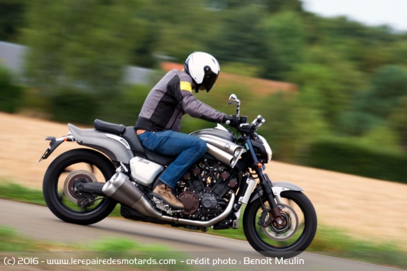 Yamaha Vmax sur route profil