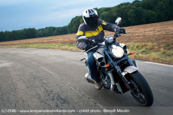 Yamaha Vmax en courbe
