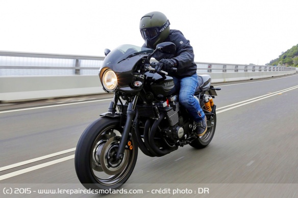 La Yamaha XJR 1300 Racer sur autoroute