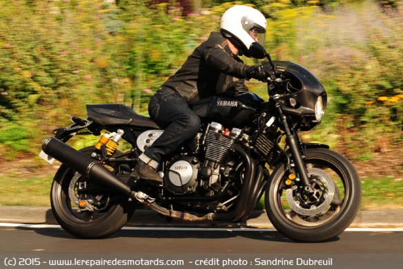 Yamaha XJR 1300 Racer sur départementale