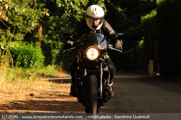 Yamaha XJR 1300 Racer de face