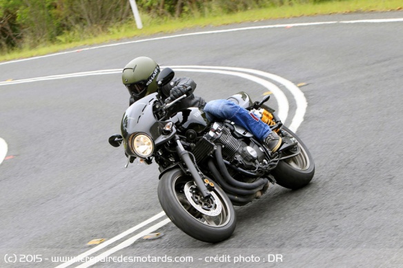 Yamaha XJR 1300 Racer en virage