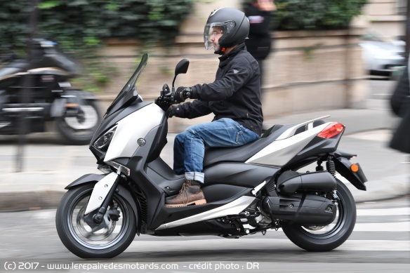 Yamaha XMax 125 en ville