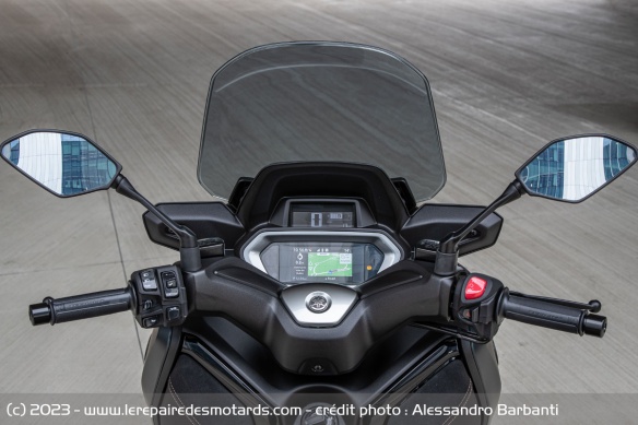 Le guidon du Yamaha XMAX 300 Tech Max