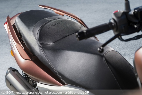 La selle du X-Max est généreuse et confortable
