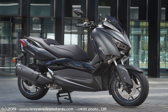 Version sport du Yamaha Xmax 300 Iron Max avec bulle courte