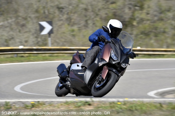 Le Yamaha X-Max 300 sur route