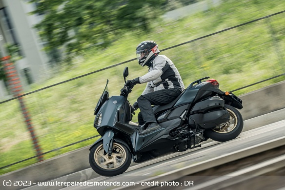 Le XMAX300 est particulièrement bien adapté aux évolutions urbaines