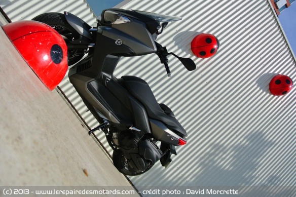 Yamaha XMax 400 en ville
