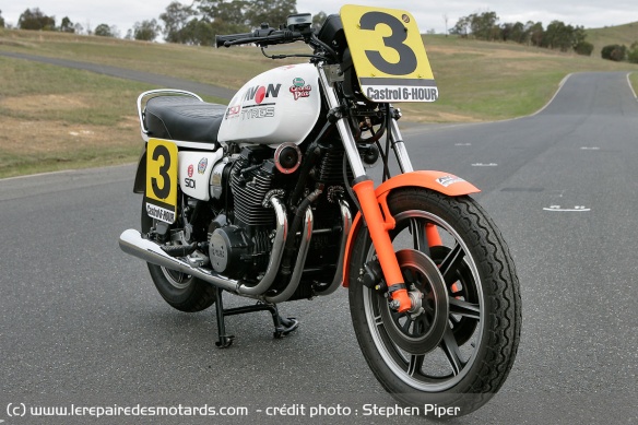 La fourche Kayaba est toujours équipé des éléments développés par Yamaha en 1978