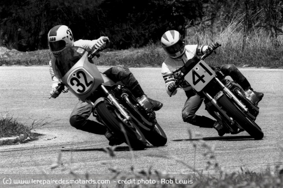 Rob Phillis sur la Kawasaki Z900 #32 face à Bob Rosenthal sur la XS1100 #41 à Hume Weir en 1978