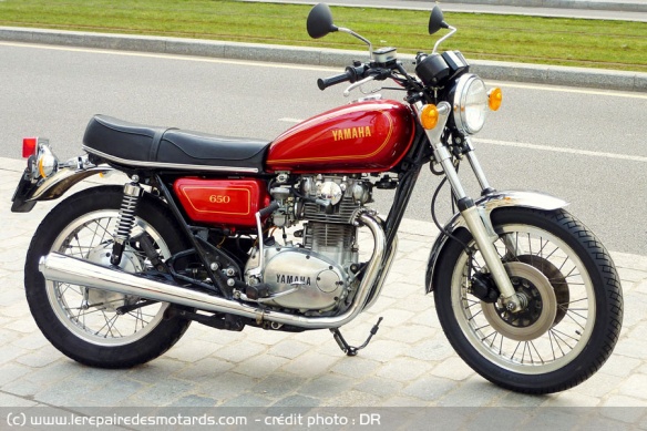 Yamaha 650 XS 1976, modèle H1. Nouvelle décoration, nouveau tableau de bord