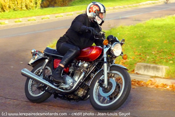 Aussi facile à balancer qu'à relever, la XS 650 H1 s'avère docile et neutre dans sa prise en mains
