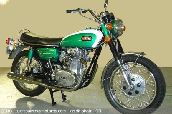 Yamaha 650 XS 1970, modèle XS1. La préférée des collectionneurs avec ses soufflets de fourche et frein à tambour