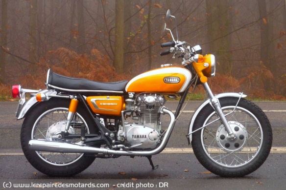 Yamaha 650 XS1 B. 1971 Fourche modifiée, disparition des soufflets