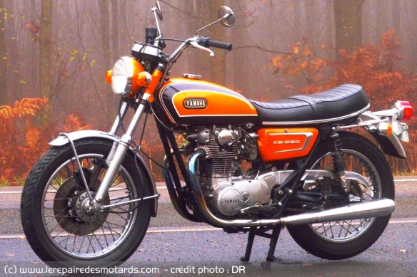 Yamaha 650 XS2 1972 (dite aussi Europa). Apparition du frein à disque à l'avant, nouveaux amortisseurs